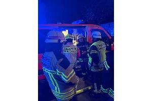 Kurze Besprechung der Führungskräfte am ELW der Feuerwehr Kaarst