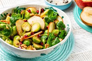 Feldsalat mit Rosenkohl, Birne und Granatapfel