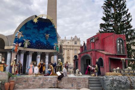 Die Krippe am Petersplatz lockt derzeit zahlreiche Besucher an. 
