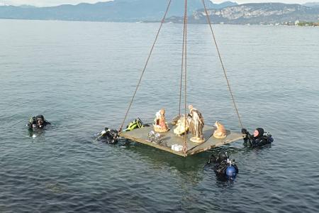 In Bardolino versenken Taucher eine Unterwasserkrippe. (Handout)