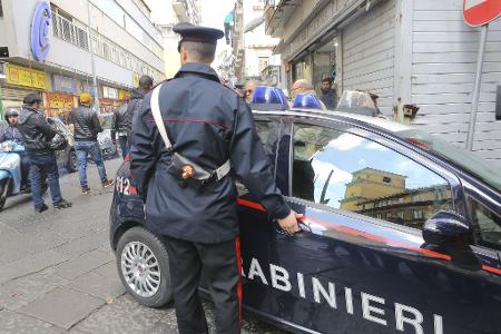 Carabinieri nehmen in Neapel einen gesuchten Boss eines Camorra-Clans fest. (Symbolbild) 
