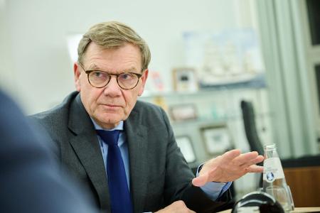 Außenminister Johann Wadephul (CDU) weist Zensur-Vorwürfe der US-Regierung zurück und kritisiert die Einreiseverbote etwa gegen die HateAid-Geschäftsführerinnen, spricht sich aber zugleich für einen Dialog mit den USA aus. 
