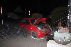 Verkehrsunfall endet im Vorgarten