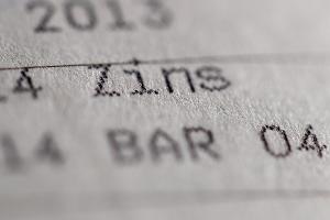 Der Abwärtstrend ist gestoppt, aber die Inflation schlagen Sparerinnen und Sparer mit Fest- und Tagesgeldangeboten nach wie vor in der Regel nicht. (Symbolbild)