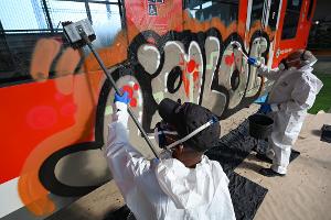 Schmierereien verursachen Millionen-Schäden bei der Bahn. (Archivbild)