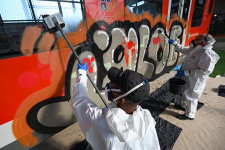 Schmierereien verursachen Millionen-Schäden bei der Bahn. (Archivbild)