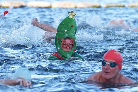 Auch in London stürzten sich Eisbader ins Wasser.