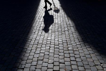 Die Opferschutzorganisation Weißer Ring spricht von schweren seelischen Belastungen wie Schlaflosigkeit und Angstzuständen infolge von Überfällen. (Symbolbild)