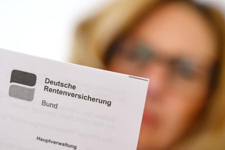 Ein Blick auf die Unterlagen der Rentenversicherung. (Archivbild)