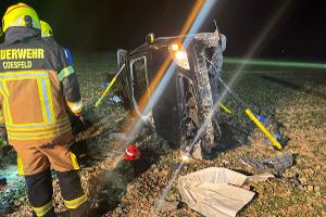 Die Feuerwehr befreite den Fahrer aus dem Auto.