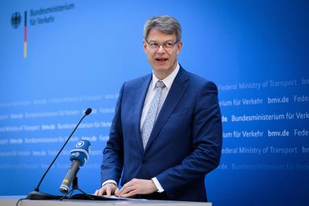 Der Bundesverkehrsminister sieht in der Absenkung der Luftverkehrssteuer einen Beitrag, den Standort Deutschland zu stärken. (Archivbild) 