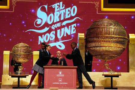 Schülerinnen und Schüler stehen im Mittelpunkt der Zeremonie.