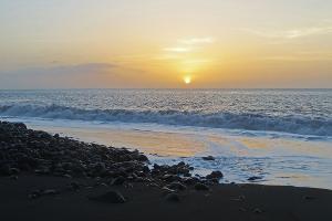 Ein junger Deutscher steht im Verdacht, seine Familie im Urlaub auf Kap Verde umgebracht zu haben. 
