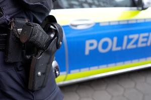 Nach dem derzeitigen Stand der Ermittlungen hat der 33-Jährige laut Polizei die Einsatzkräfte mit einer Schere angegriffen. (Symbolbild)