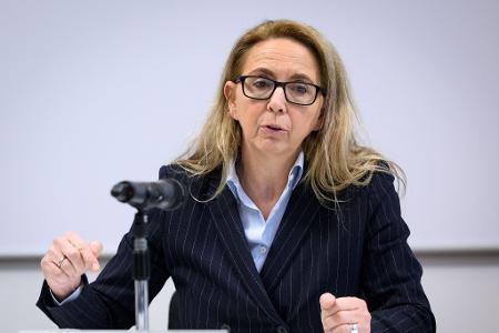 Polizeipräsidentin Barbara Slowik Meisel weist auf den hohen Anteil Jugendlicher bei Gewalttätern hin. (Archivbild)