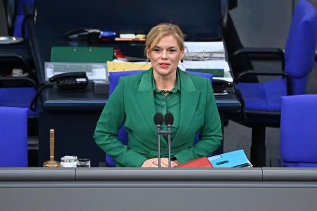 Bundestagspräsidentin Julia Klöckner fordert strengere Voraussetzungen für eine Beschäftigung durch Abgeordnete und eine bessere Drohnenabwehr. (Archivbild) 