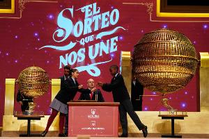 Schülerinnen und Schüler stehen im Mittelpunkt der Zeremonie. Hier bei der Ziehung der Lottozahlen im Madrider Teatro Real.