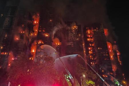 Wohnkomplex in Flammen: Mindestens 150 verkohlte Leichen in Honkong geborgen. (Archivbild)