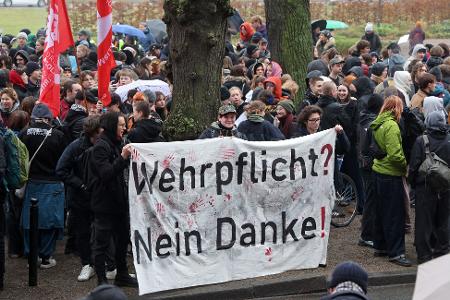 Die geplante Wiedereinführung der Musterung ruft Tausende auf die Straße. (Archivbild)
