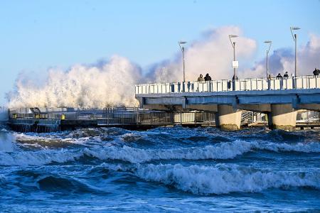 Vom Sturmwetter besonders stark betroffen ist die Ostseeküste Polens - wie hier das Ostseebad Kolberg.