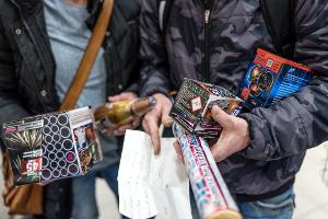 Am Montag startet der Verkauf von Silvesterfeuerwerk offiziell. (Archivbild)