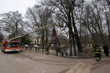 Ein Kran war im Einsatz. 