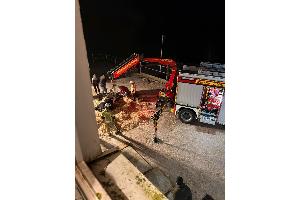 Die Feuerwehr konnte mit dem Kran des Rüstwagens und einem speziellen Hebegeschirr helfen, das Pferd wieder sicher auf die Beine zu stellen