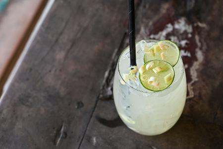 Zitronengras-Limo mit Thai Basilikum