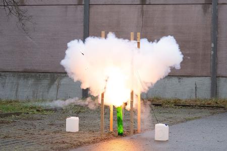 Die Polizei ruft zu sorgsamem Umgang mit Pyrotechnik auf. 