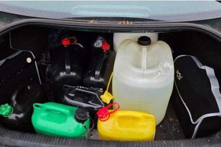 Kanister im Kofferraum