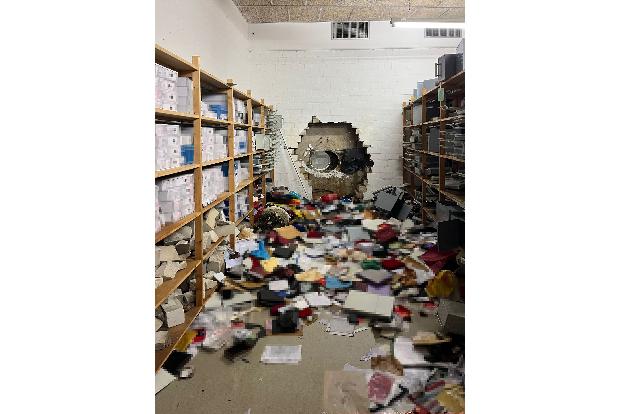 Zahlreiche Unterlagen liegen auf dem Boden des Tresorraums.