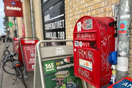 Bald eine Rarität: Ein öffentlicher Briefkasten hängt vor einem dänischen Supermarkt.