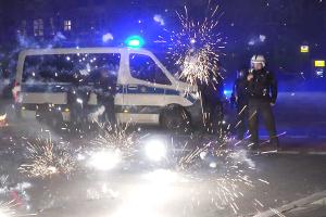 Polizisten, Feuerwehrleute, Ärzte und andere Helfer geraten in Silvesternächten immer wieder in gefährliche Situationen und werden gezielt attackiert. (Archivfoto)