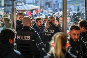 Polizeieinsatz an der Sparkassenfiliale in Gelsenkirchen-Buer. Eine große Menschenmenge versammelte sich vor der Filiale.