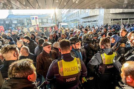 Nach dem Einbruch in den Tresorraum der Bank fordern besorgte Kunden Informationen.