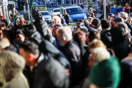 Viele besorgte Kunden warten vor der Sparkassenfiliale in Gelsenkirchen, in deren Tresorraum eingebrochen wurde.