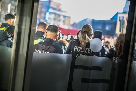 Nach dem Einbruch in den Tresorraum und einem Andrang besorgter Kunden bleibt die Sparkassenfiliale in Gelsenkirchen am zweiten Tag infolge geschlossen.