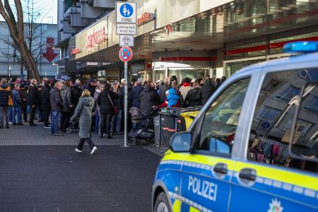 Polizisten sichern den Eingang der Sparkassenfiliale in Gelsenkirchen-Buer, nachdem wartende Kunden versucht hatten in die Bank zu gelangen.