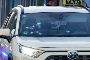 Auf das Taxi wurden mehrere Schüsse abgegeben - vor allem auf die Beifahrerseite.