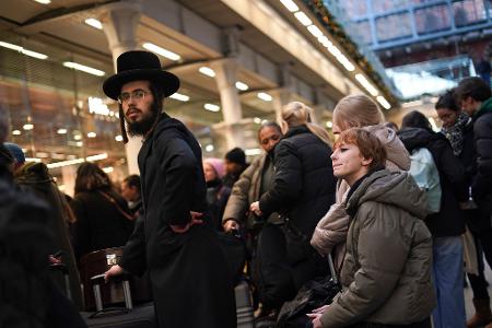 Kurz vor Silvester stranden Hunderte Menschen in Bahnhöfen wie in London St Pancras International