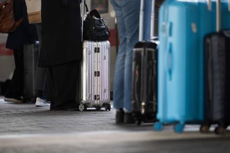 Über Lautsprecher werden Reisende immer wieder sensibilisiert, ihr Gepäck vor Dieben zu schützen. (Illustration)