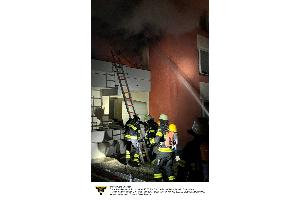 Die Feuerwehr München beim Löschangriff bei einem Balkonbrand in der Wintersteinstraße.