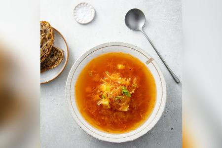 Rustikale Sauerkrautsuppe mit Tomaten-Paprika-Brühe