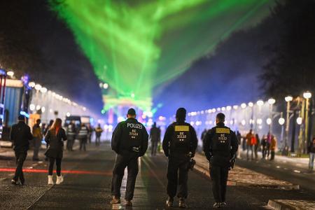Polizisten auf der Straße des 17. Juni.
