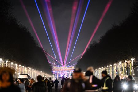 Laser sind am Himmel zu sehen.