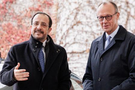 Die Regierung unter Präsident Nikos Christodoulides, hier mit Kanzler Friedrich Merz, wird in den nächsten Monaten eine Schlüsselrolle in der EU spielen. (Archivbild)