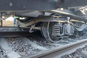 Beim Bahnunfall am Silvester-Nachmittag bei Raubling entgleiste ein Waggon eines Gefahrguttransports. Es kam zu keinem Gefahrgutaustritt. (Foto: Bundespolizeiinspektion Rosenheim)