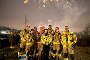 Ein Teil der Einsatzkräfte der Feuerwehr Bergisch Gladbach konnte das Feuerwerk zwischen den Einsätzen im Kreise der Kollegen mitverfolgen.