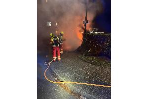 Am Ehemannshof 20 brannte ein 1.100-Liter-Müllcontainer, der durch die Einsatzkräfte gelöscht wurde. (Foto: Feuerwehr Heiligenhaus).