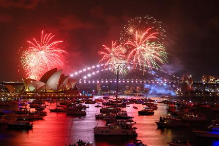 Sydney hat das neue Jahr wieder mit einem gigantischen Feuerwerk begrüßt.